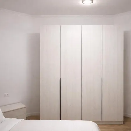 Center בית הארחה טיראנה