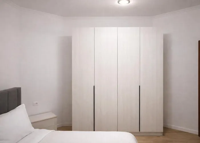 Center בית הארחה טיראנה