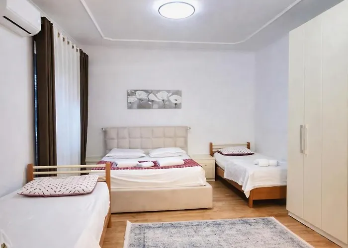 Center בית הארחה טיראנה